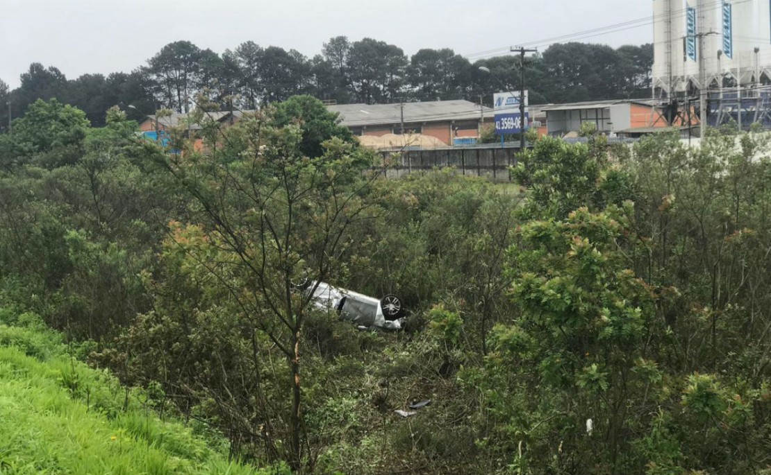 Capotamento no bairro Tatuquara, em Curitiba.