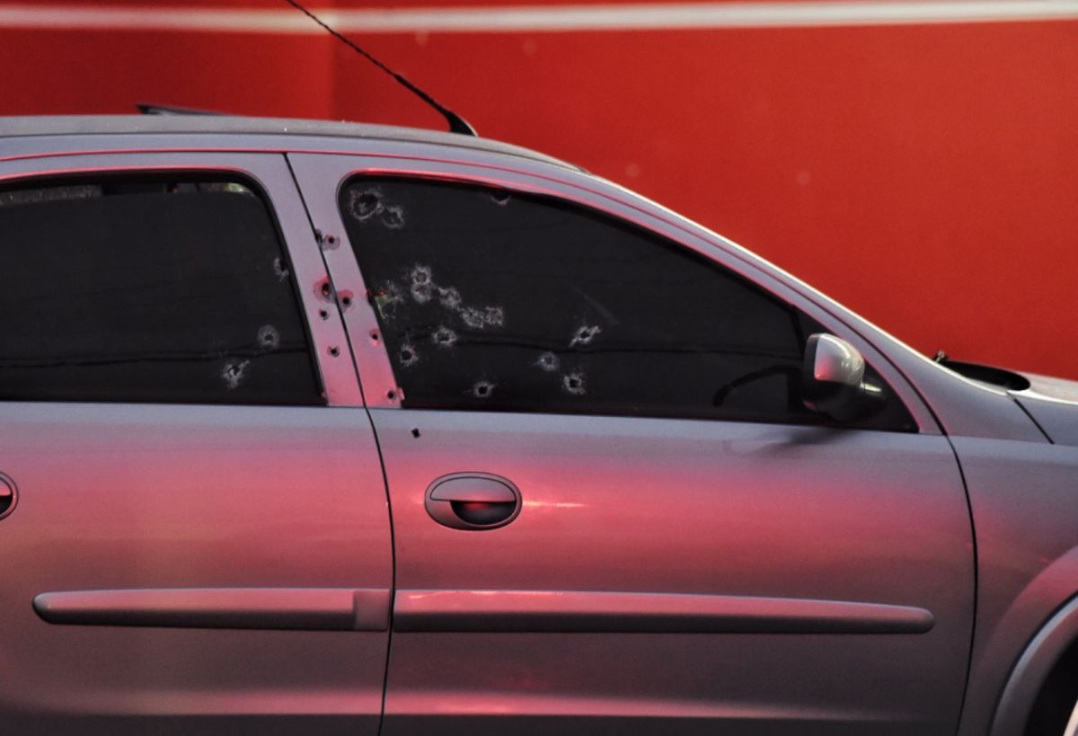 Carro em que a vítima estava ficou totalmente furada pelas balas. Foto: Denis Ferreira Netto/Tribuna do Paraná