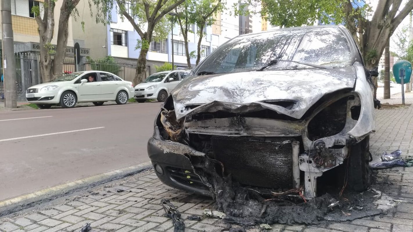 Carro pegou fogo no meio da rua em Curitiba. Foto: Marco Charneski/Tribuna do Paraná