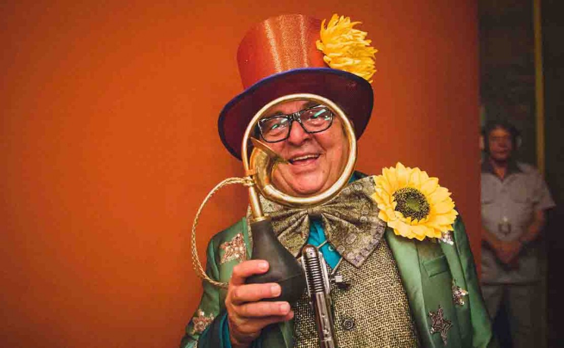 Chacrinha: O Velho Guerreiro estreia nos cinemas nesta quinta-feira.