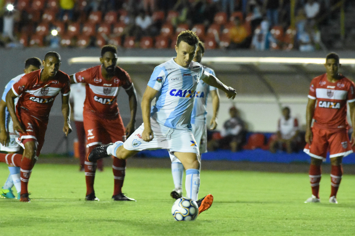 Dagoberto marcou, de pênalti, o gol do Londrina contra o CRB e se isolou na artilharia da Série B, com 17 gols. Foto: Gustavo Oliveira/Londrina Esporte Clube