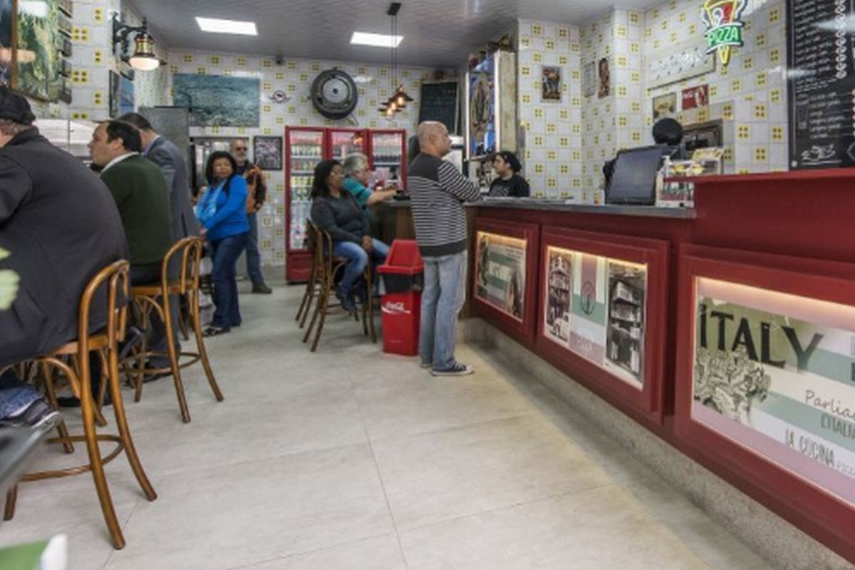 Mesmo renovada, a pizzaria mantém o balcão, as banquetas e o mais importante, os fornos em que são assadas as pizzas. Foto: Letícia Akemi/Gazeta do Povo