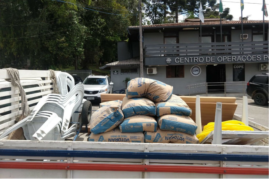 Com a suspeita a polícia apreendeu materiais de construção como cadeiras plásticas, portas, mesas, janelas, sacos de cimento, fechaduras, dobradiças e até TV 32’’. Foto: Divulgação/Polícia Civil