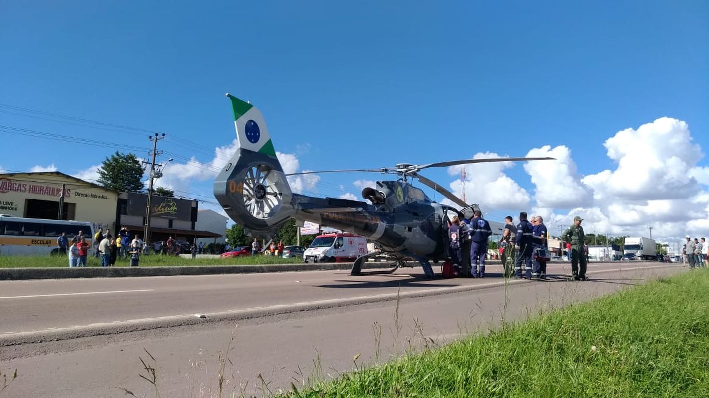 Helicóptero da PM ajudou no resgate da vítima na Rodovia do xisto. Foto: Marco Charneski/Tribuna do Paraná