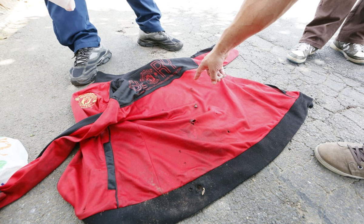 Jaqueta utilizada pelo jovem tinha ao menos 16 marcas de tiros. Foto: Lineu Filho/Tribuna do Paraná.