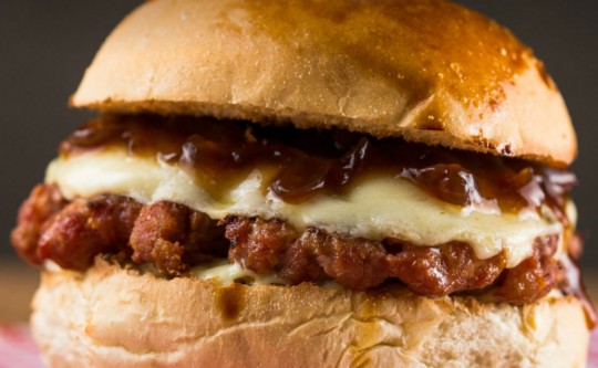 O hambúrguer de linguiça toscana, que vai sair a R$ 13,95, é uma delícia e bem diferente. Foto: Divulgação.