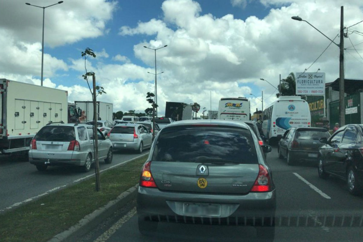 Acidentes provocam congestionamento na Linha Verde na tarde desta quinta-feira (22). Foto: Raquel Derevecki/Gazeta do Povo