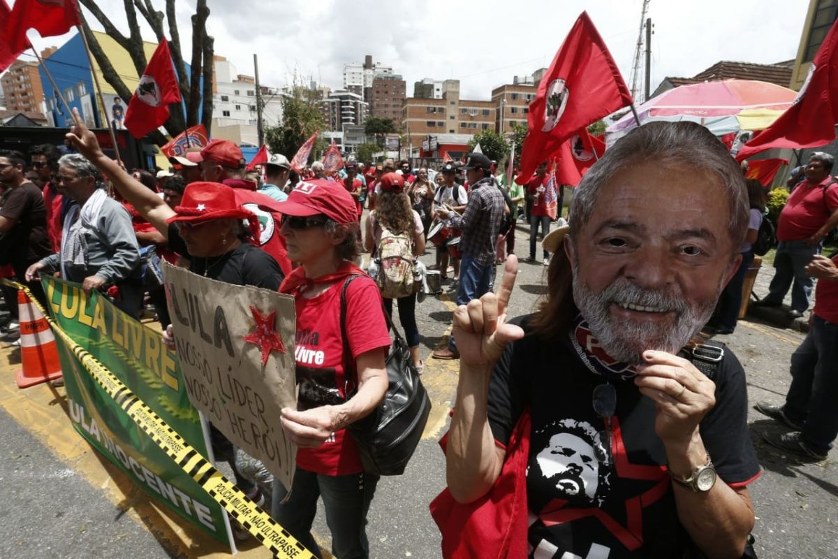 Manifestantes favoráveis a Lula foram protestar em frente à sede da Justiça Federal, onde o ex-presidente presta depoimento nesta tarde. Foto: Alexandre Mazzo/Gazeta do Povo