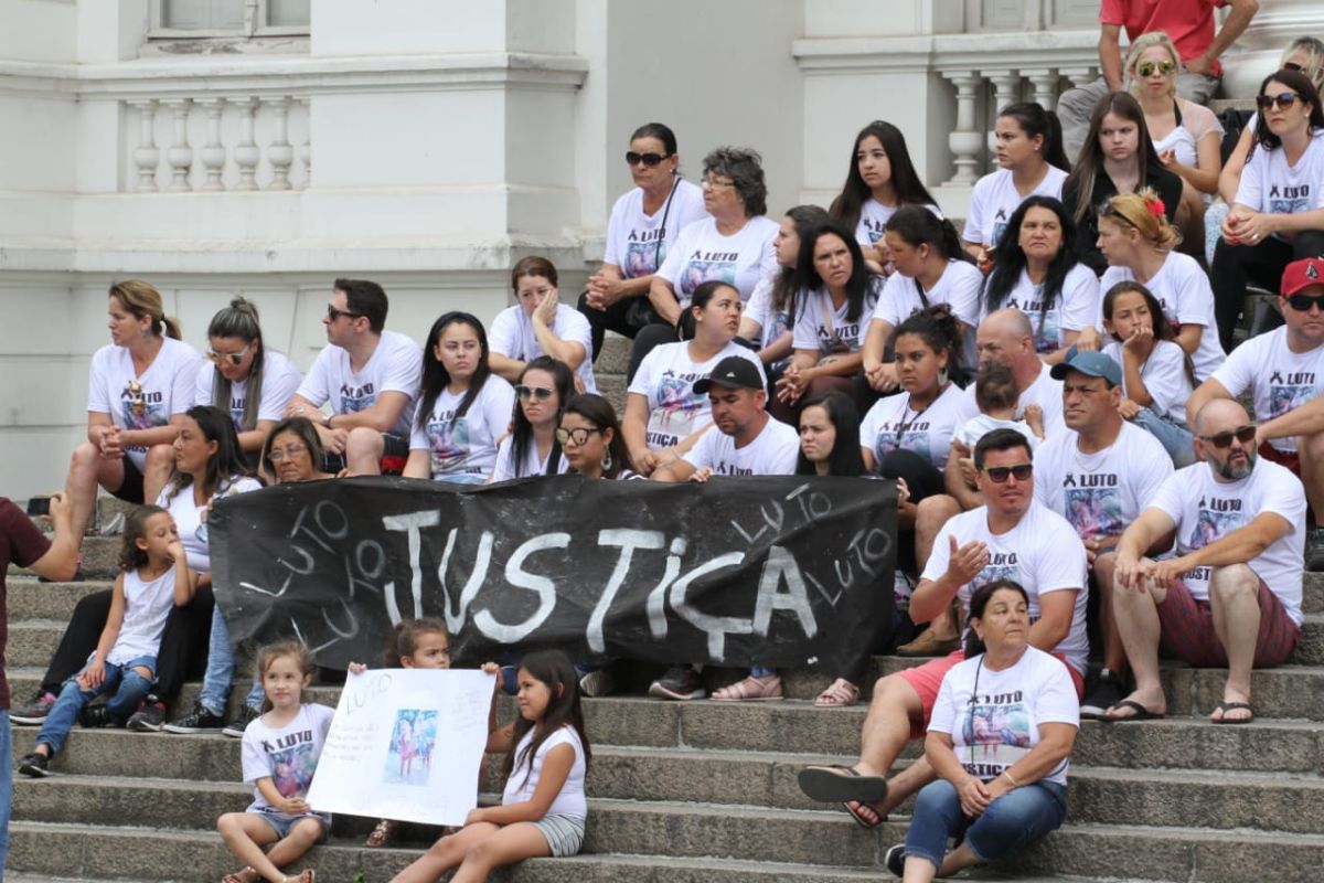 Familiares e amigos de dois jovens, mortos em ações da PM, protestem na Praça Santos Andrade, no Centro de Curitiba. Foto: Gerson Klaina/Tribuna do Paraná