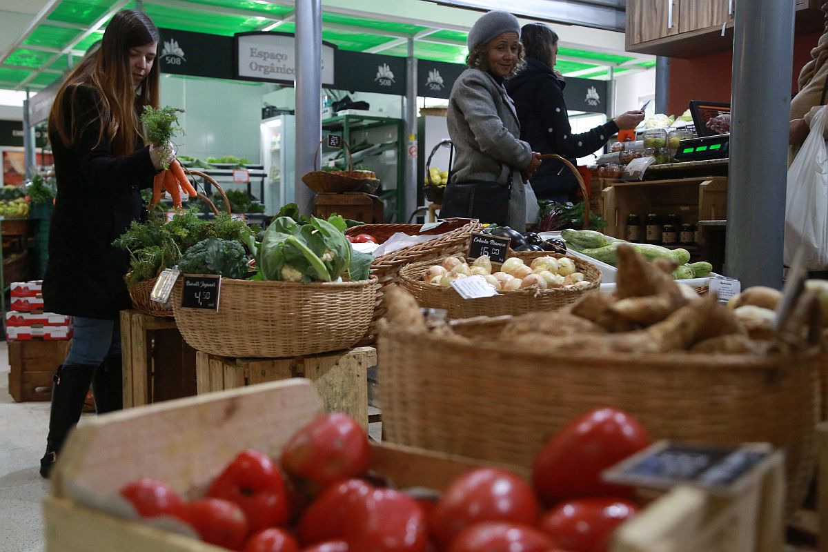 Frutas e verduras que não servem pro comércio do Mercado Municipal serão doados mensalmente à entidades carentes. Foto: Felipe Rosa/Arquivo/Tribuna do Paraná
