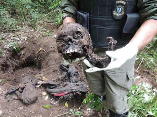 Restos mortais da vítima estavam enterrados em uma região de mata. Foto: Divulgação/Polícia Civil