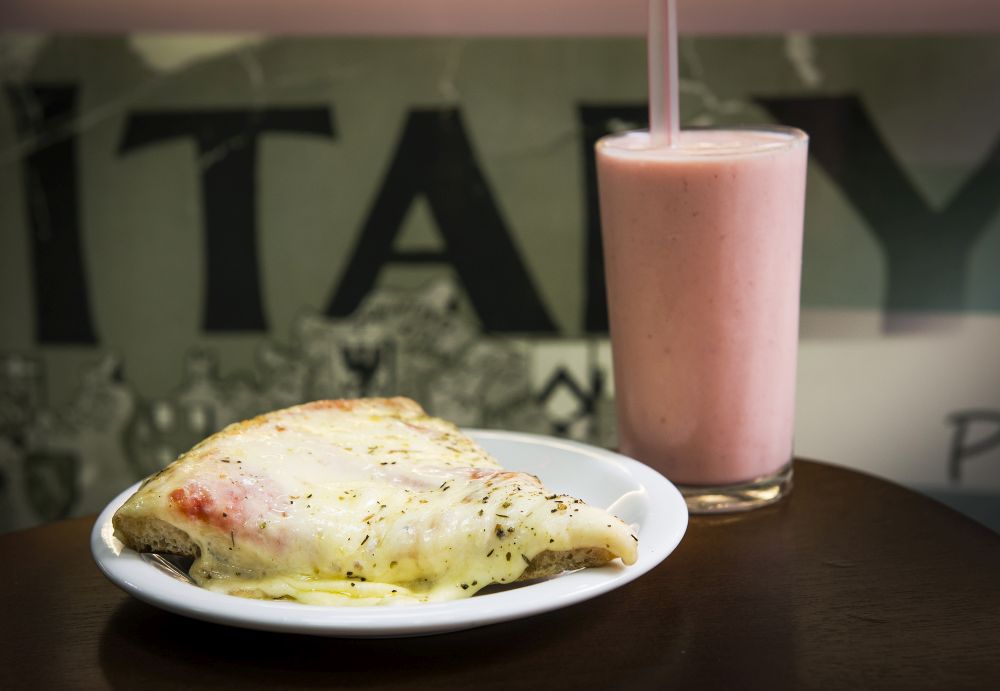 Prato mais pedido pelos clientes tem a pizza de muçarela e a vitamina mista. Foto: Letícia Akemi/Gazeta do Povo