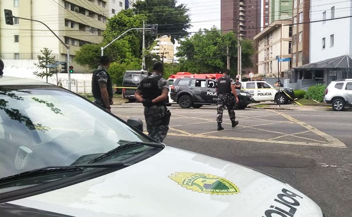 Polícia bloqueou ruas do Água Verde para atender ocorrência envolvendo policial em surto. Foto: Gerson Klaina/Tribuna do Paraná.