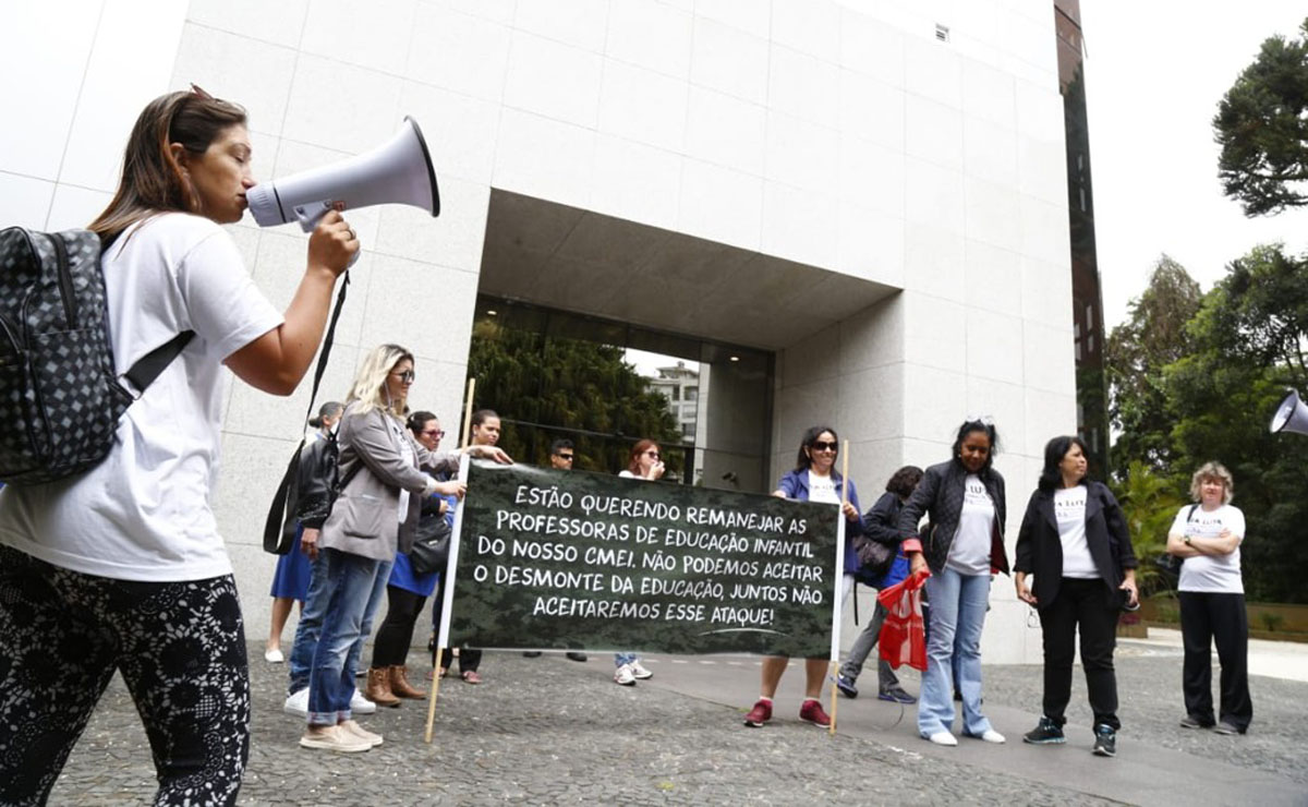 Protesto de pais e educadores de CMEIs em Curitiba.