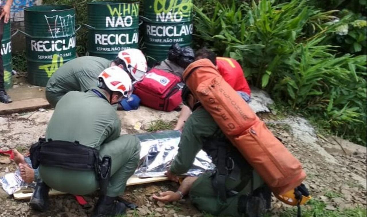 Socorristas atendem rapaz que se feriu ao bater a cabeça em uma pedra no Caminho do Itupava. Foto: BPMOA/Divulgação