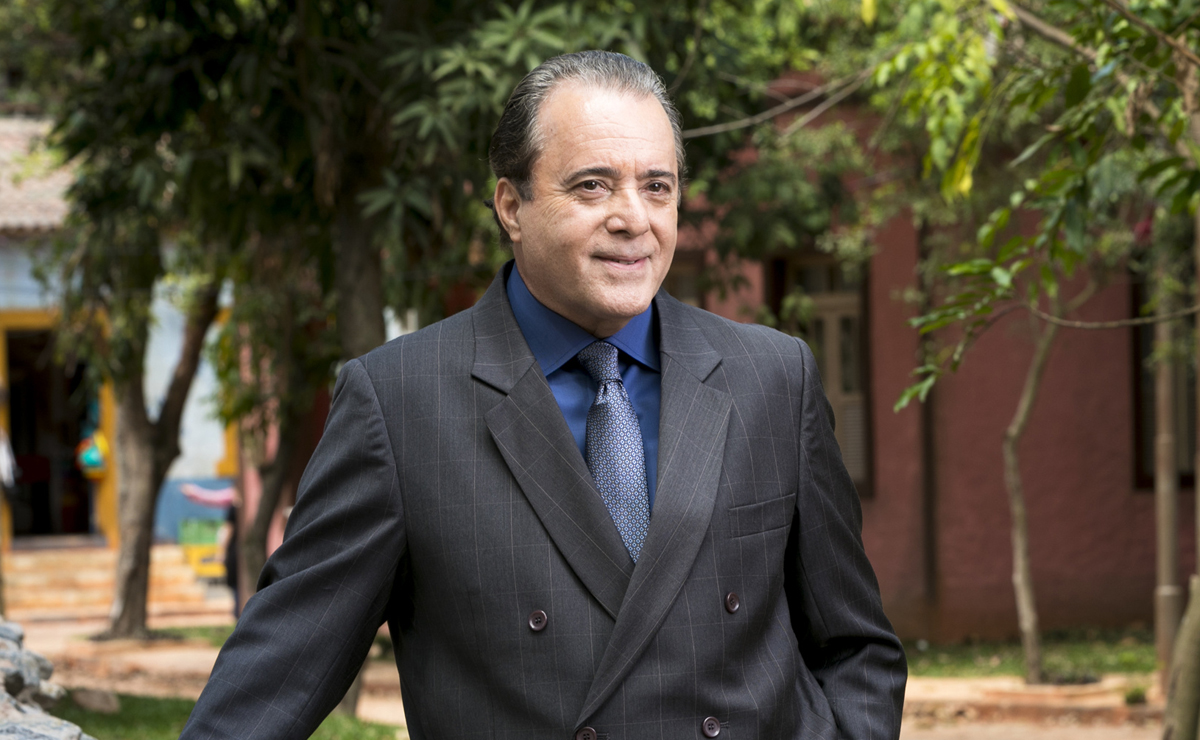 Tony Ramos é Olavo na novela O Sétimo Guardião.