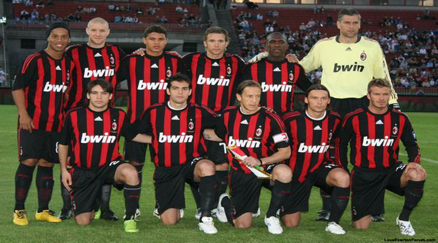 Felipe Mattioni (primeira agachado da esquerda pra direita) e o time estrelado do Milan. 
