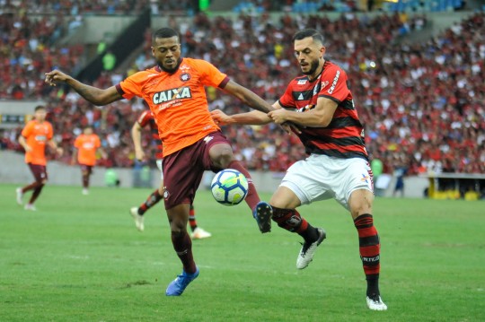 Marcelo disputa com o ex-atleticano Rhodolfo, que marcou o gol flamenguista. Foto: Nayra Halm/Estadão Conteúdo