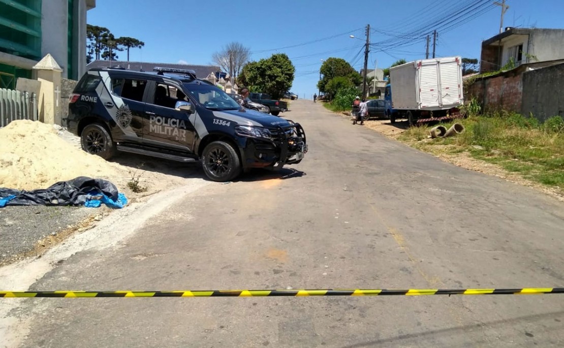No momento em que viram que estavam sendo cercados, os três pararam o carro. Foto: Gerson Klaina/Tribuna do Paraná.