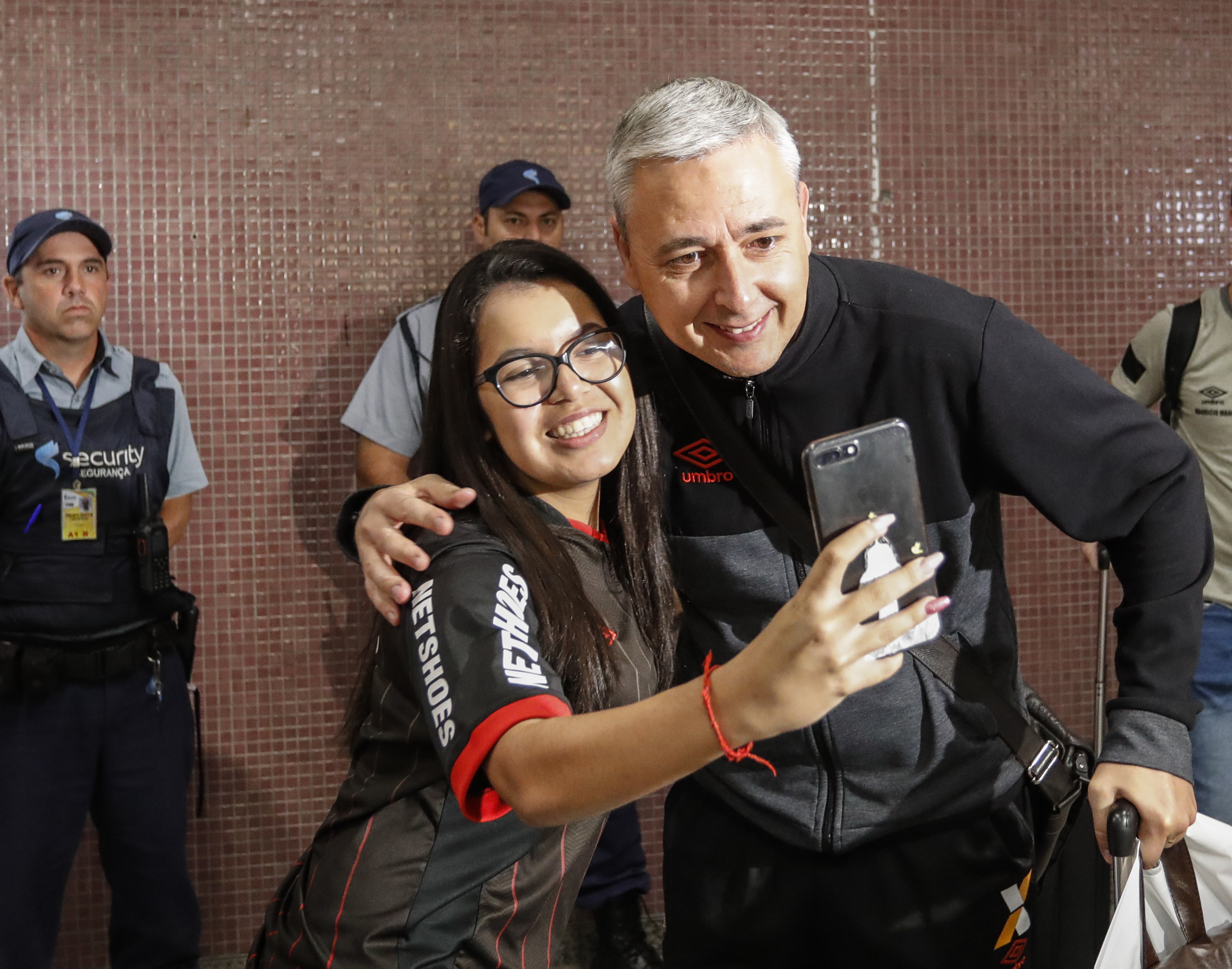 Tiago Nunes é prestigiado por torcedora. Foto: Jonathan Campos. 