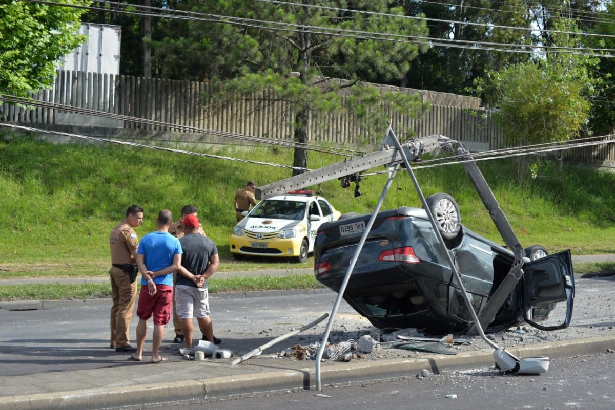 Veículo foi fechado e acabou capotando em via que liga Curitiba e Araucária. Foto: Marco Charneski/Tribuna do Paraná