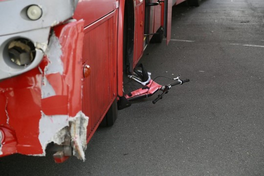 No detalhe, acidente que deixou adolescente gravemente ferido. Bicicleta foi destruída. Foto: Lineu Filho / Tribuna do Paraná