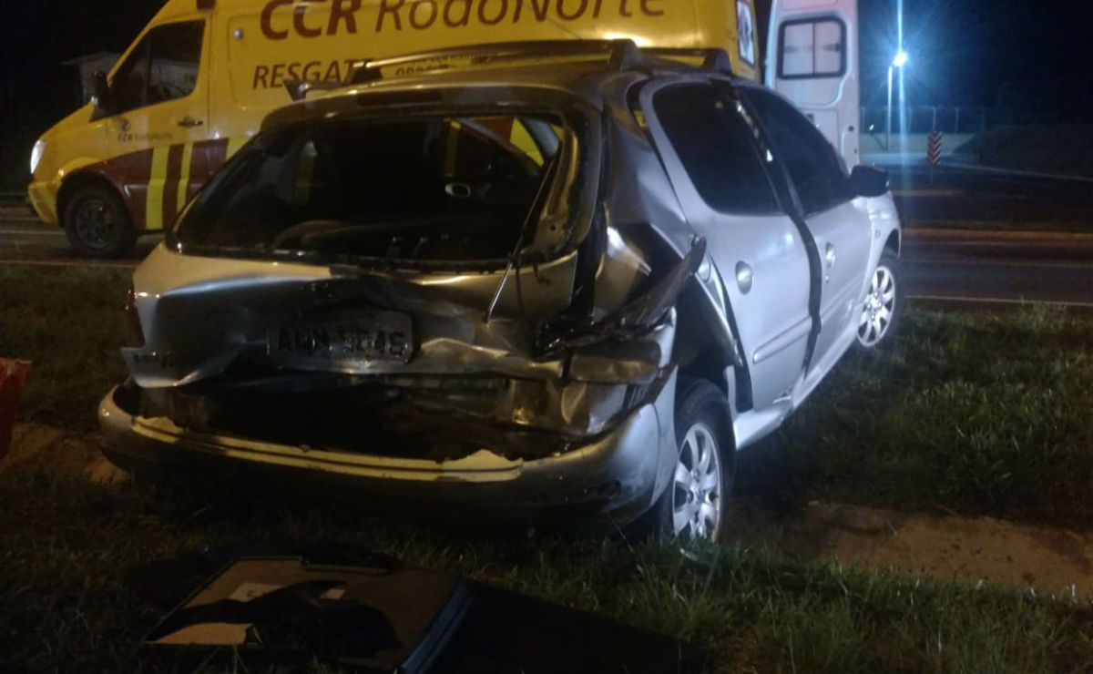 Após a colisão, ambos os carros ficaram bastante danificados. Foto: Divulgação/PRF