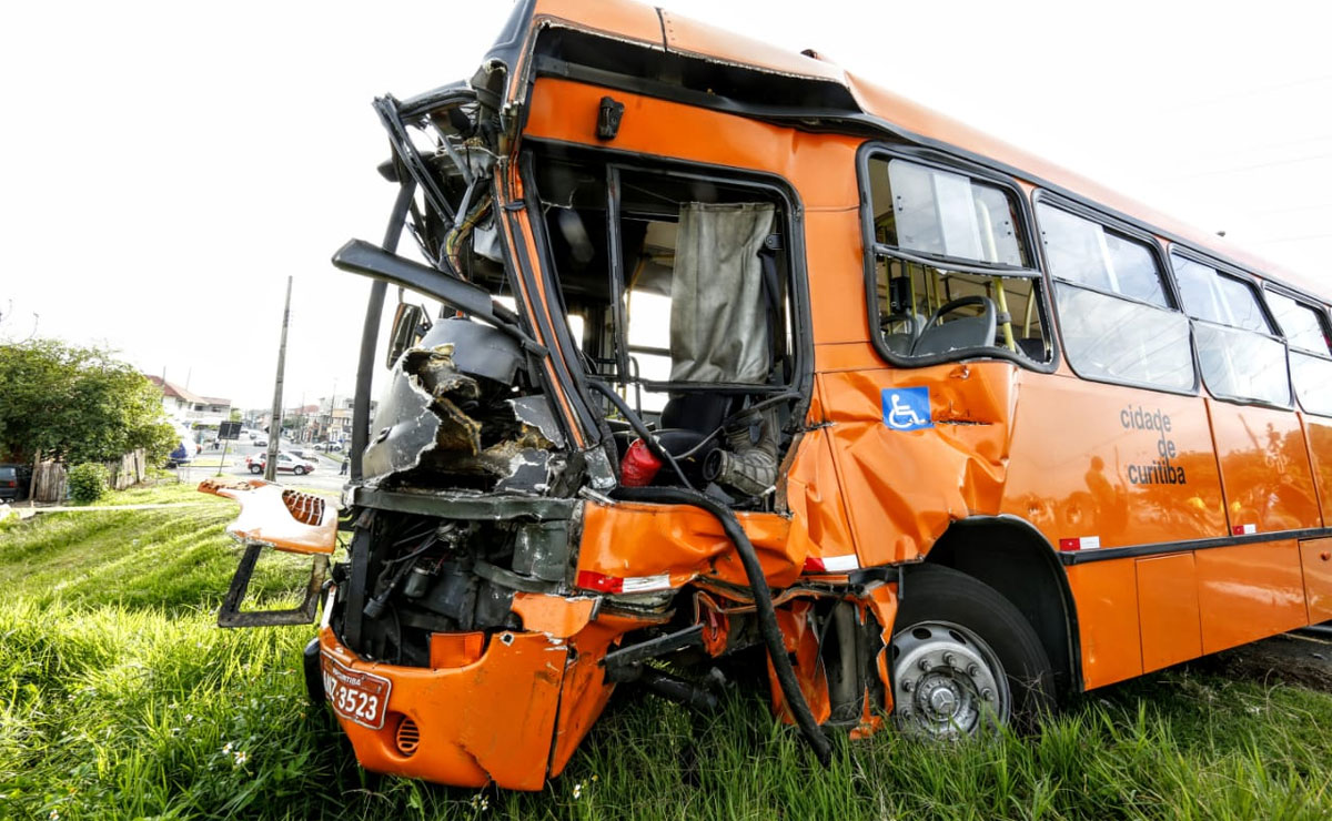 Vinte e cinco pessoas ficaram feridas com o acidente entre um ônibus e um trem. Foto: Aniele Nascimento/Gazeta do Povo.