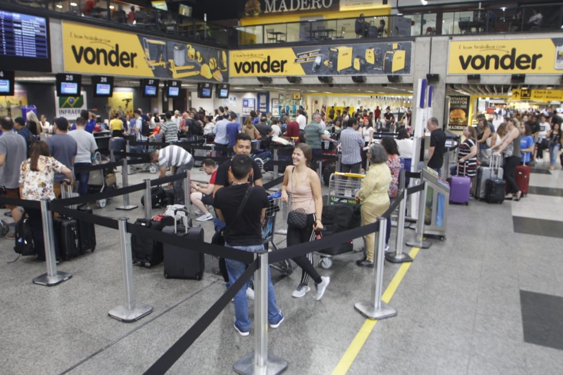 Afonso Pena com longas filas de passageiros. Foto: Atila Alberti