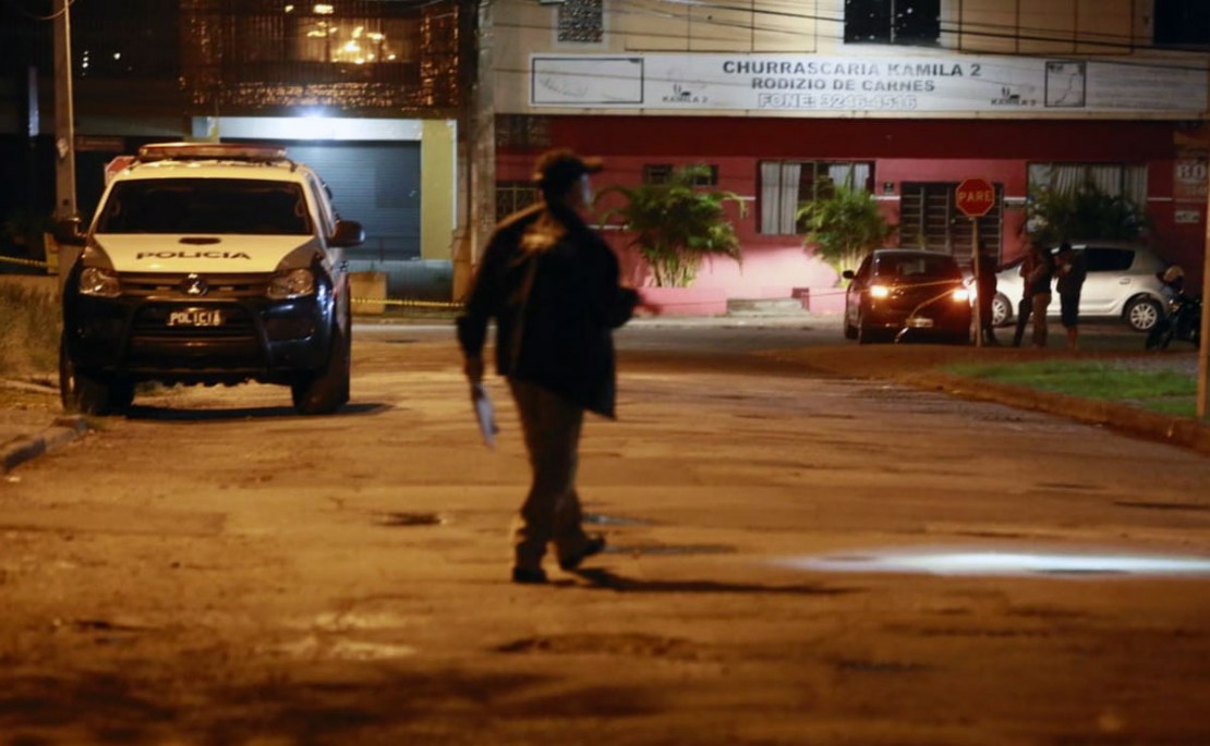 Assassinato do motorista de aplicativo ocorreu na noite desta quarta-feira, no bairro Pinheirinho, em Curitiba. Foto: Lineu Filho/Tribuna do Paraná.