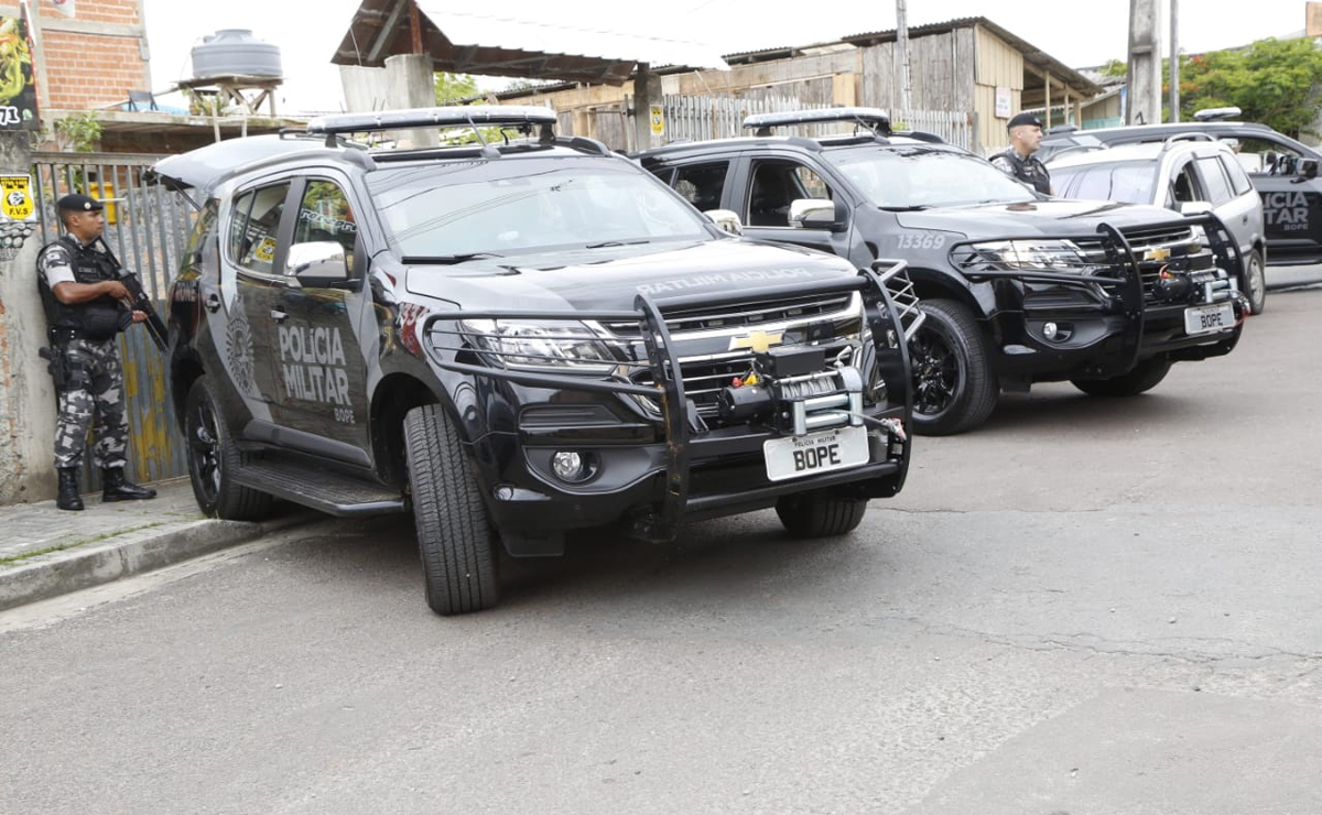Ação começou no bairro Sítio Cercado, com a abordagem da dupla. Foto: Átila Alberti/Tribuna do Paraná