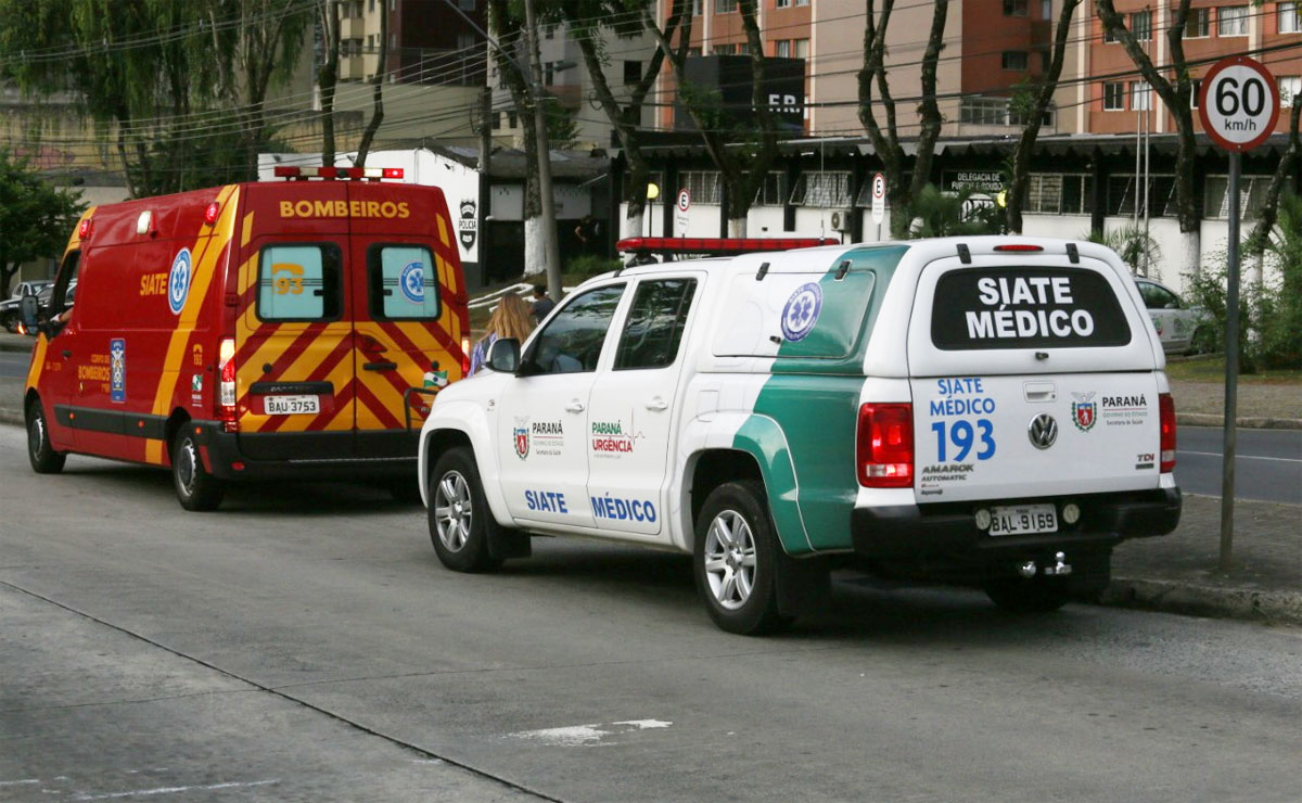 Na imagem, a viatura do médico encontra ambulância do Siate para que a vítima receba atendimento precoce, antes mesmo do encaminhamento ao hospital. Foto: Lineu Filho/Tribuna do Paraná.