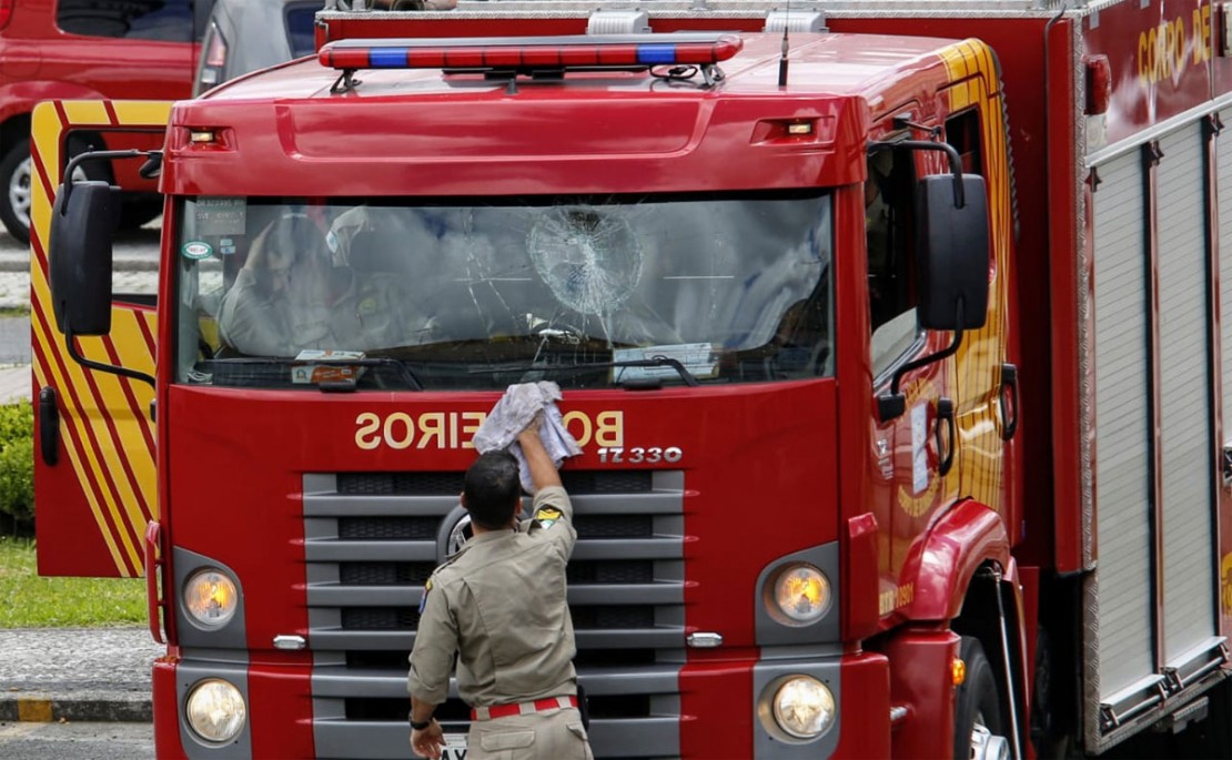 "Les pompiers ont même eu du mal à contrôler les flammes et ont été harcelés", a déclaré Zanatta.