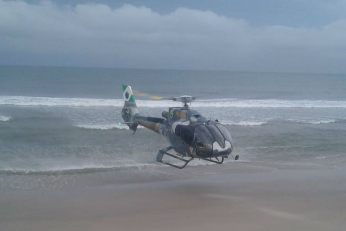 Helicóptero usado nas buscas ao jovem que sumiu após entrar no mar em Caiobá. Foto: Colaboração