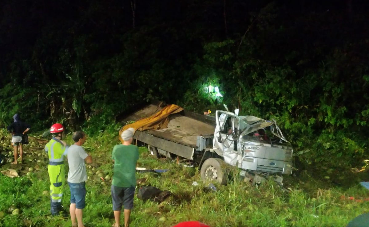 O capotamento do caminhão aconteceu na BR-376, em Guaratuba. Foto: Colaboração