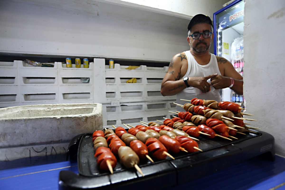 O Chuzo é o tradicional espetinho colombiano, diferente do brasileiro. Foto: Albari Rosa