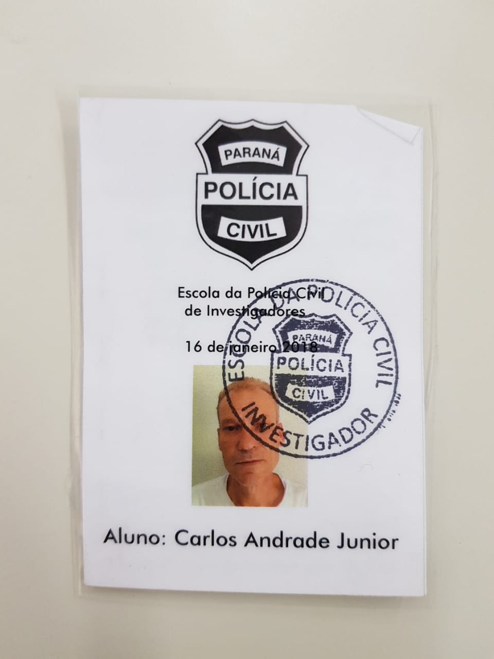 Suspeito utilizava um falso distintivo de policial para abordar as vítimas. Foto: Divulgação/Polícia Civil
