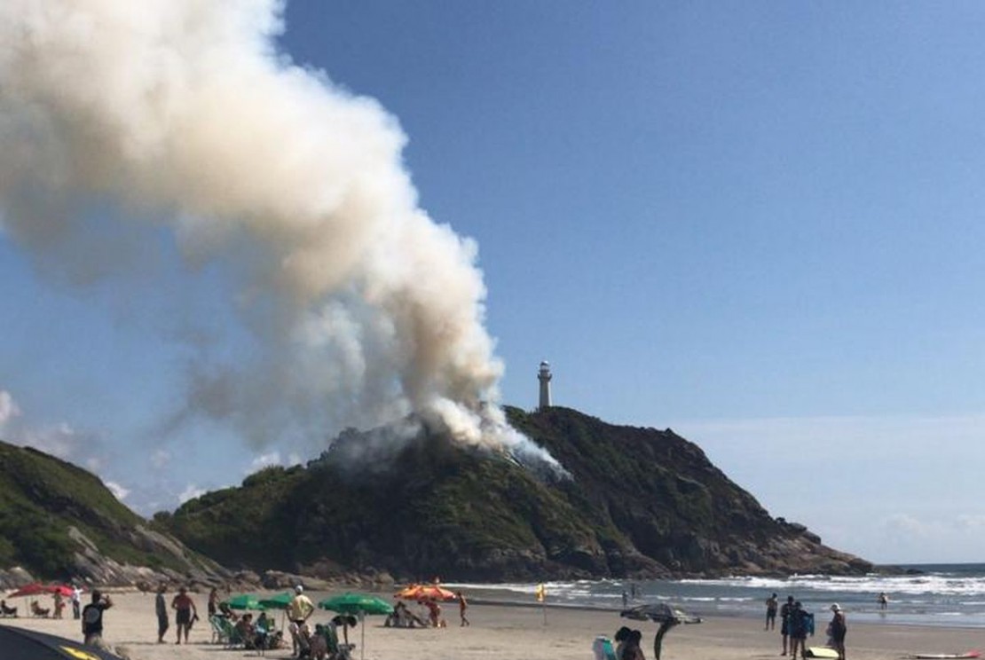 Morro do Farol queima desde a madrugada desta segunda. Foto: Colaboração