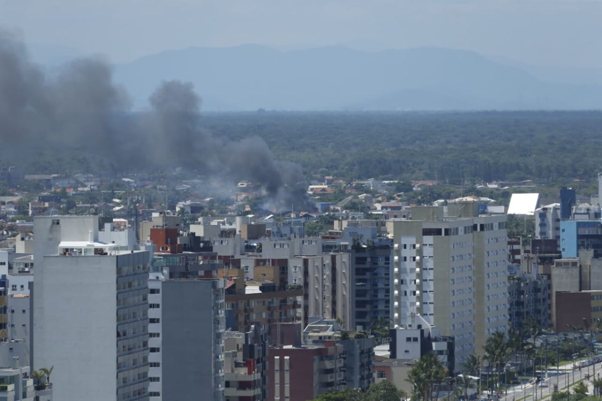 Incêndio destruiu pousada no Centro de Matinhos. Fumala podia ser vista de longe. Foto: Albari Rosa/Gazeta do Povo