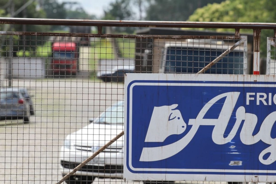 Frigorífico foi invadido nesta madrugada por um bando fortemente armado. Foto: Gerson Klaina/Tribuna do Paraná