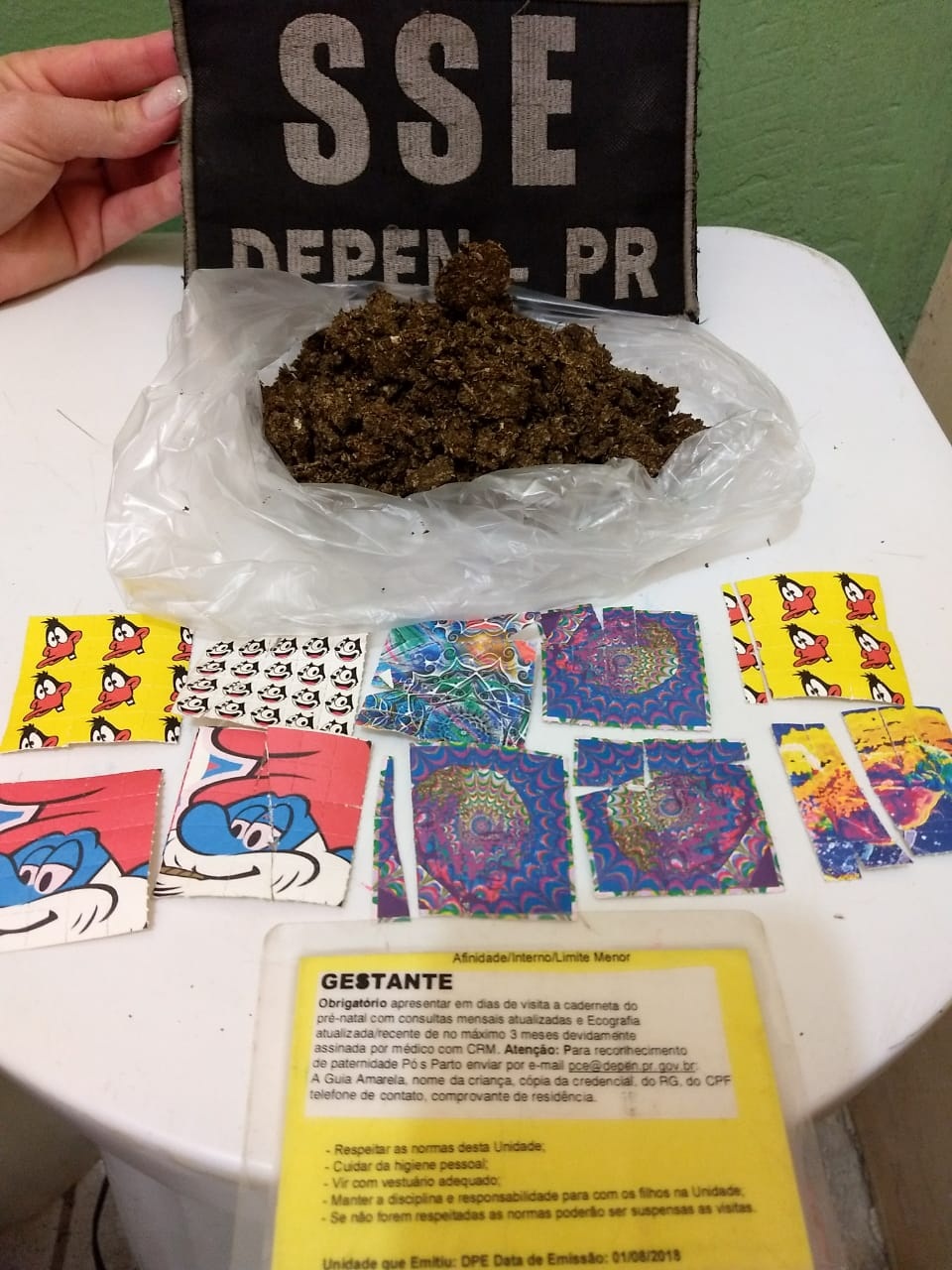 Entre as apreensões, estavam 100 gramas de maconha e 250 pontos de LSD. Foto: Divulgação/Depen-PR