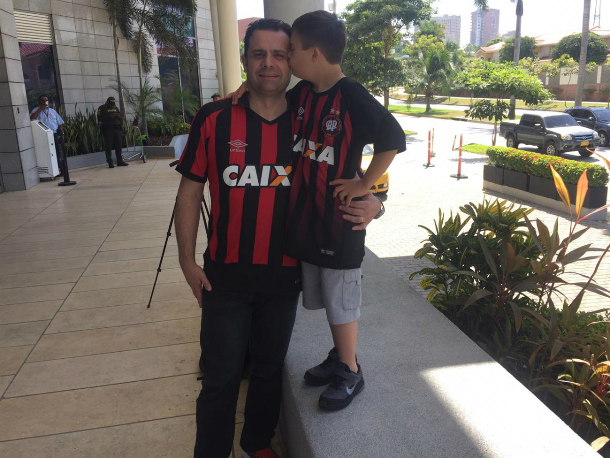 Henrique e o pai, Marco Tuoto, são torcedores fervorosos do Furacão. Foto: Luiz Ferraz
