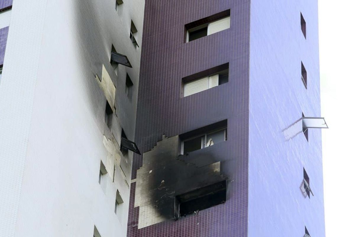 Marcas do incêndio ficaram do lado de fora do prédio. Foto: Lineu Filho/Tribuna do Paraná