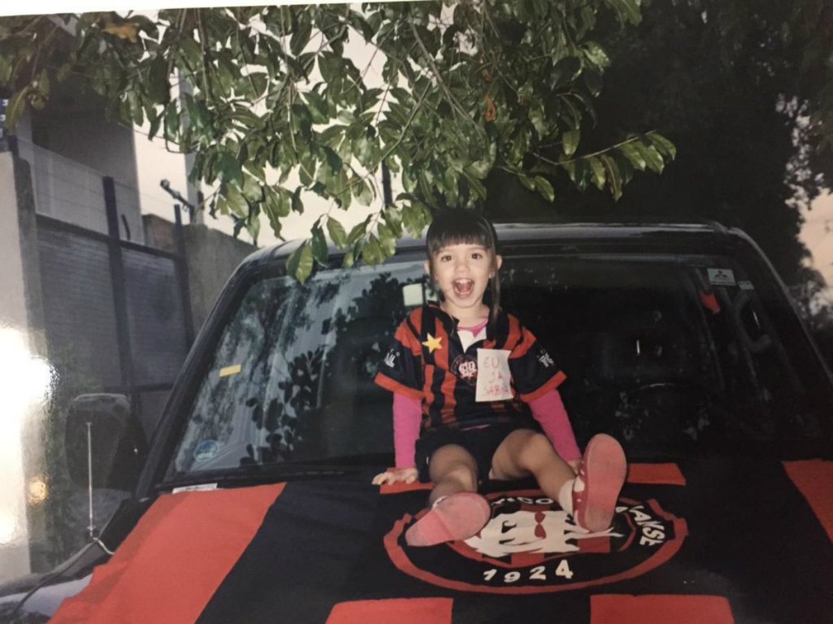 Juliana tinha apenas três anos quando o Atlético foi campeão brasileiro em 2001. Agora, poderá ver de pertinho um novo troféu. Foto: Arquivo pessoal