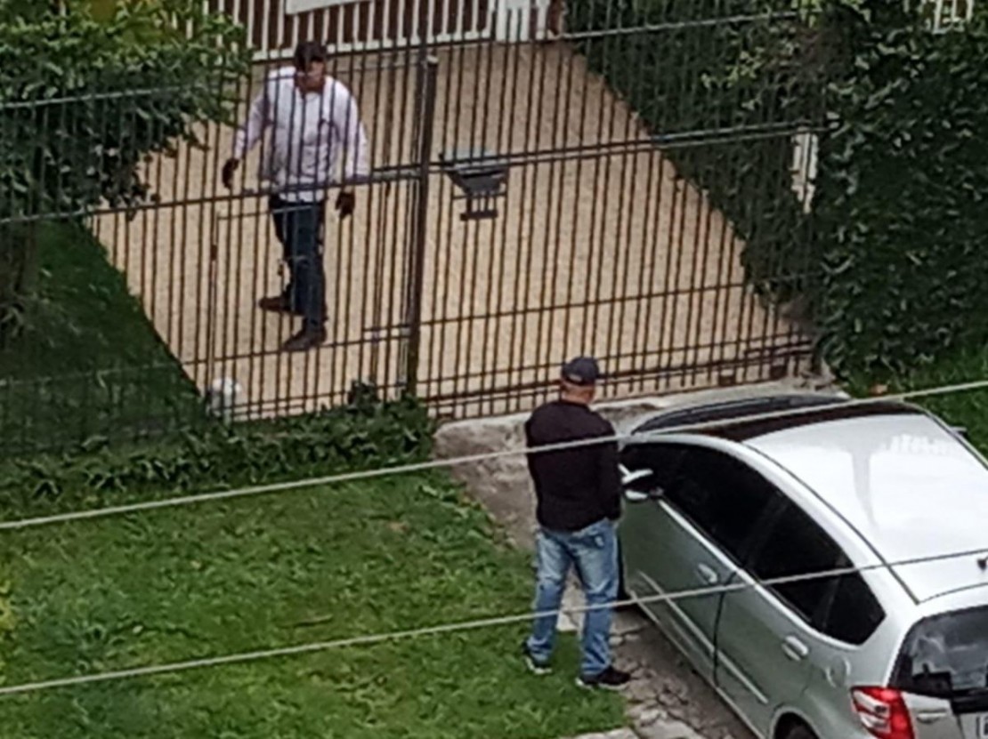 Dupla foi surpreendida pela polícia enquanto entrava em uma casa no Água Verde. Foto: Colaboração