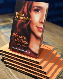 "Podem falar o que quiser de mim, mas a minha verdade está aqui, neste livro", disse Paula. Foto: Reprodução/Instagram.