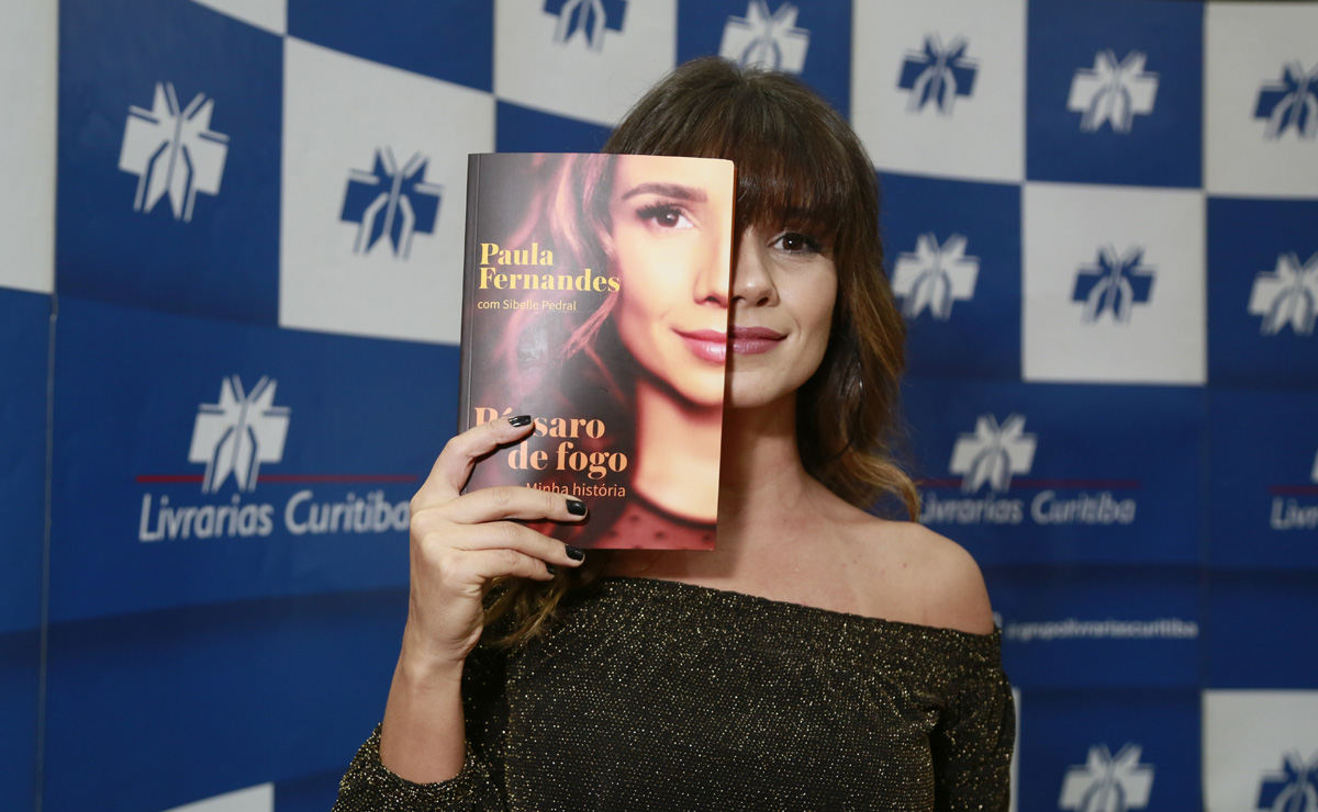 Paula Fernandes lança sua biografia em Curitiba.