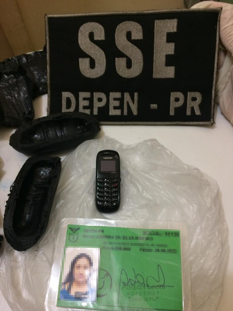 Nesse outro caso, a "encomenda" era um mini celular, que também estava escondido nas partes íntimas da visitante. Foto: Divulgação/Depen-PR