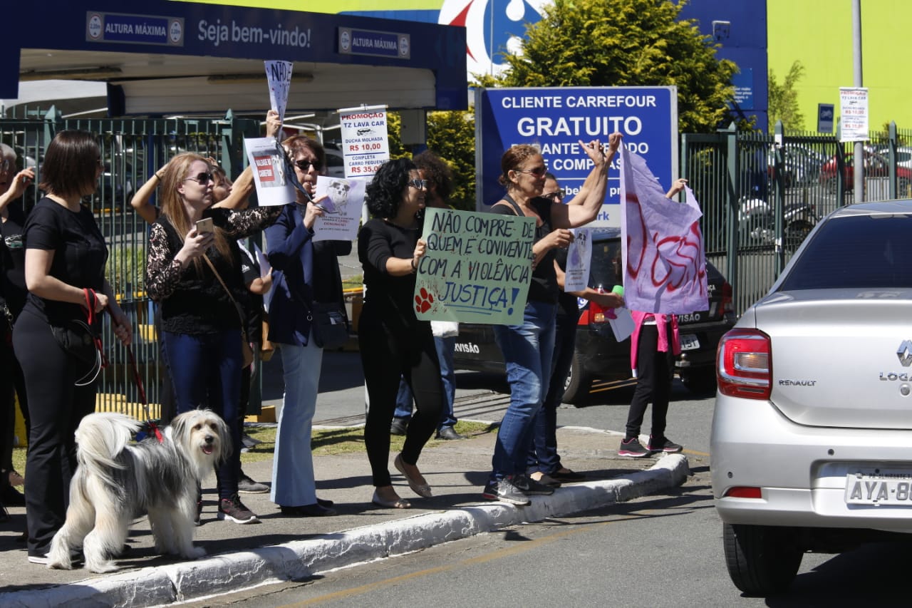 Manifestação em frente ao Carrefour Champagnat. Foto: Atila Alberti