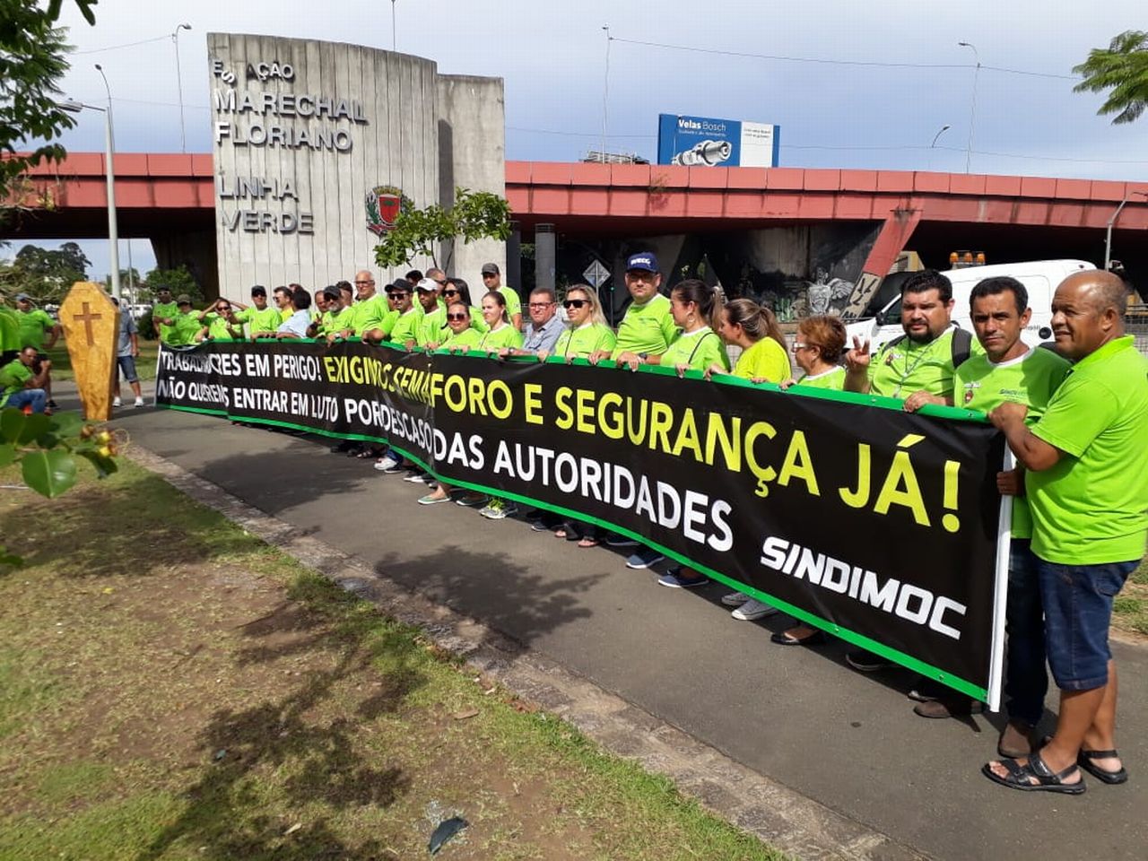 Protesto fechou a Linha Verde na tarde desta quinta-feira (20). Foto: Colaboração/Sindimoc